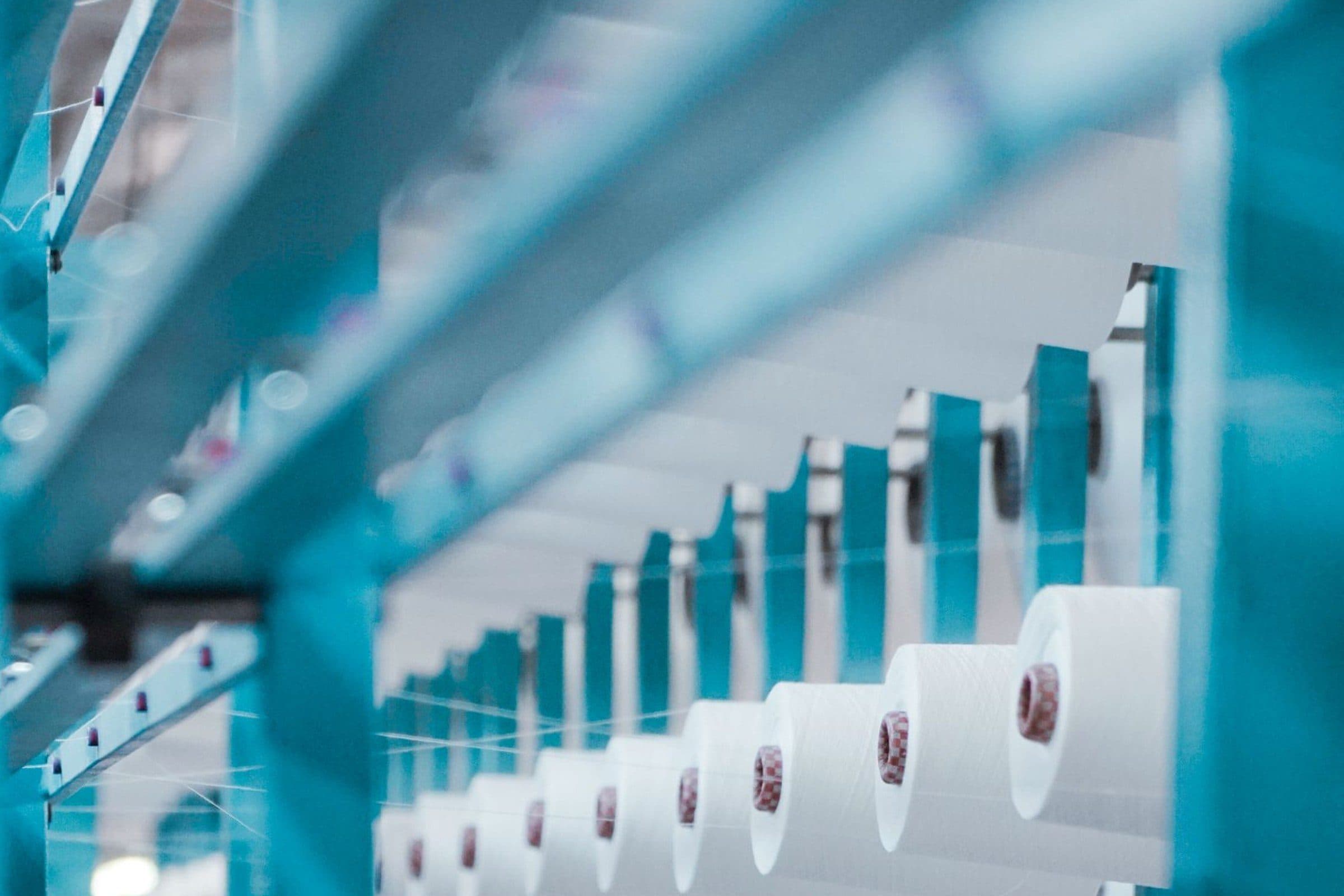 Automated textile spinning frame with thread bobbins